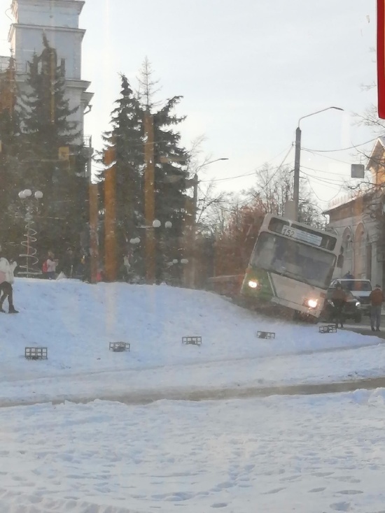Во Владимире городской автобус выпрыгнул на обочину