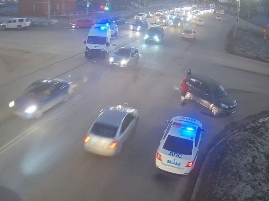На перекрёстке в центре Рязани произошло ДТП с машиной скорой помощи