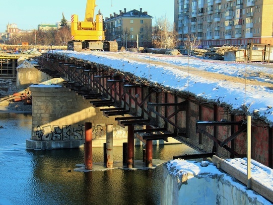 На Красный мост в Орёл везут новые бригады строителей и большой кран