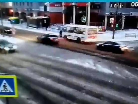Пенсионерка попала под колеса автобуса в  центре Архангельска