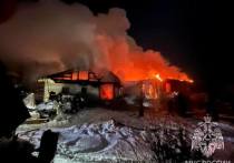 Частный жилой дом и надворные постройки сгорели в барнаульском поселке Лесном