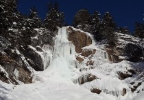 Камышлинский водопад замерз в Республике Алтай