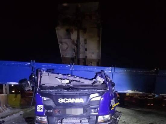 На трассе Самара-Челябинск рухнувший пешеходный мост раздавил водителя грузовика