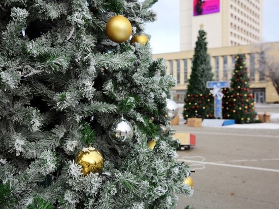 В центре Ставрополя началось украшение резиденции Деда Мороза