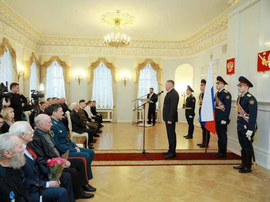 Олег Кувшинников наградил подростков из Сокола, спасших провалившегося под лед ребенка