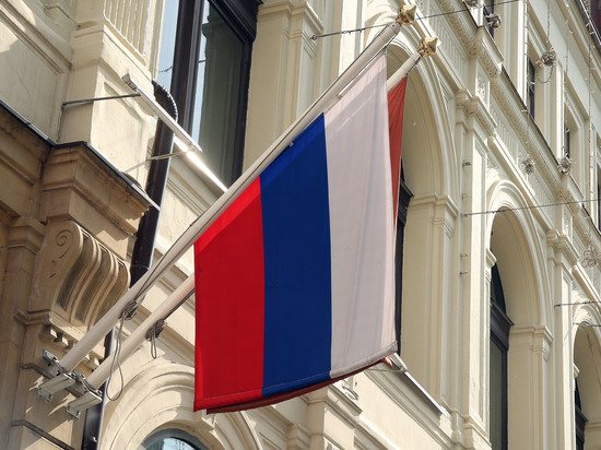 В Химках мужчина похитил со здания флаг России