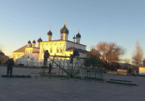 На Соборной площади Астраханского Кремля приступили к монтажу новогодней елки