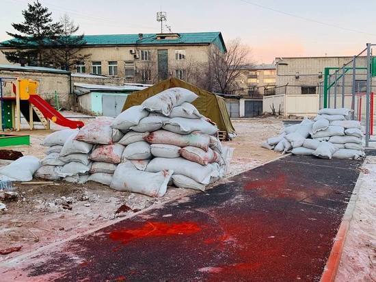 Читинцев обеспокоила укладка покрытия детской площадки в мороз
