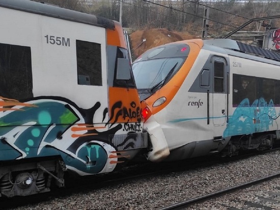 В Испании 150 человек пострадали из-за столкновения пригородных поездов