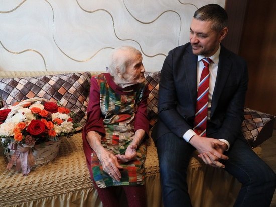 Глава Забайкалья поздравил со 100-летним юбилеем ветерана ВОВ