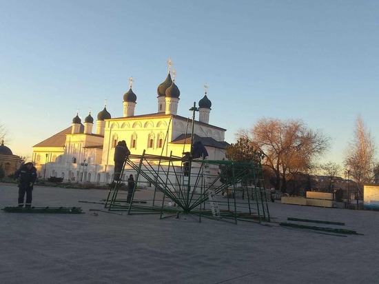 В Астраханском Кремле устанавливают новогоднюю ёлку