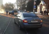 Сегодня, утром 7 декабря, на пересечении улицы Оборонной и улицы Петра Алексеева столкнулись два легковых автомобиля зарубежных марок "Toyota" и "Skoda"