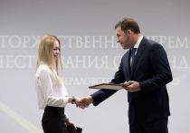 В среду, 7 декабря, губернатор Свердловской области Евгений Куйвашев вручил стипендии главы региона лучшим студентам и аспирантам