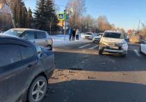 Сегодня, утром 7 декабря, на улице Чмутова города Тулы, 38-летний водитель внедорожника марки "Mitsubishi Pajero" совершил попутное столкновение с легковым автомобилем "Skoda Octavia" под управлением 50-летнего мужчины