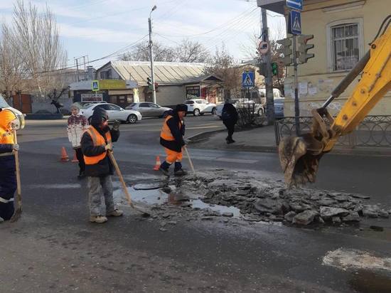В Астрахани ликвидируют фекальные катки на дорогах