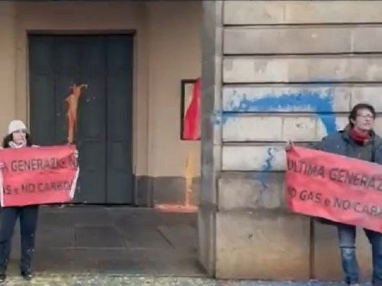 Экоактивисты облили краской фасад театра «Ла Скала»