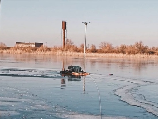 Калмыцкие спасатели вытащили из ледяной воды неудачливого рыбака