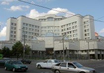 Украинские СМИ сообщают, что Конституционный суд страны проголосовал за отставку трех своих судей
