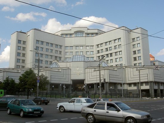 КС Украины уволил по их просьбе трех судей — будут назначены люди Зеленского