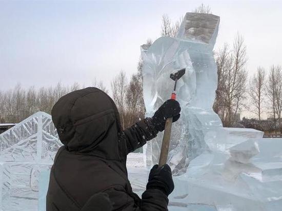 В Красноярске в Татышев-парке начали возводить ледовый городок