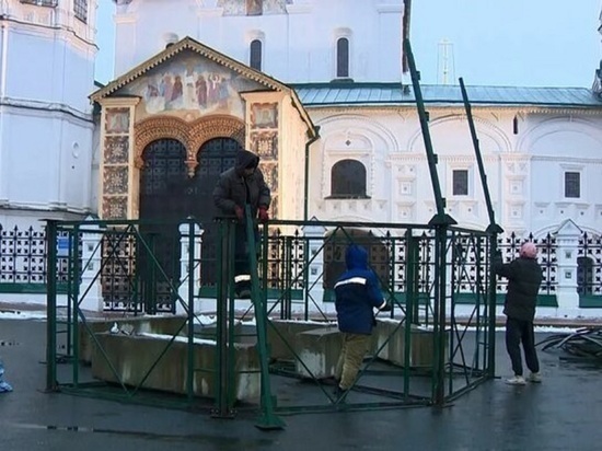 В Ярославле начали монтировать елку на Советской площади