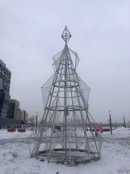 На набережной в Челябинске установили металлическую ель за 1,6 млн рублей