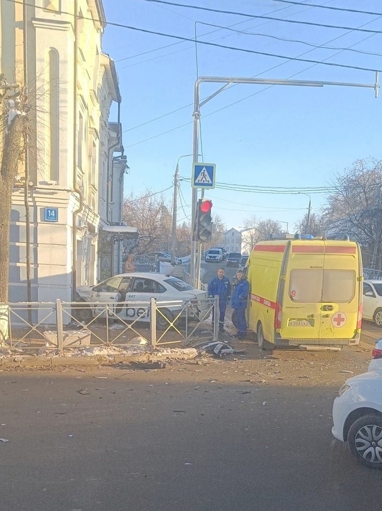 В центре Владимира автомобиль такси влетел в стену отеля «Русь»