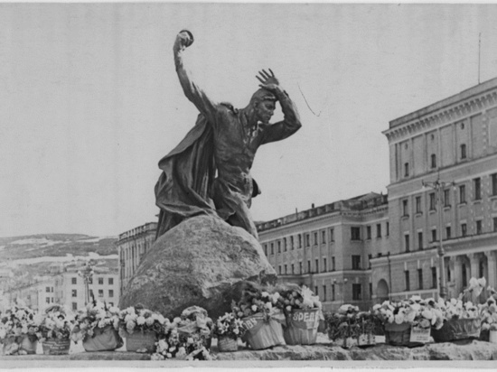 Памятник Герою Советского Союза Анатолию Бредову в Мурманске объявили недвижимостью