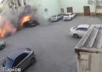 В интернете опубликованы кадры с камеры видеонаблюдения, установленной возле Донецкого городского молодежного центра