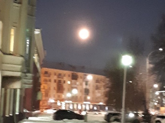 Кемеровчане поделились фотографией необычайно крупной луны