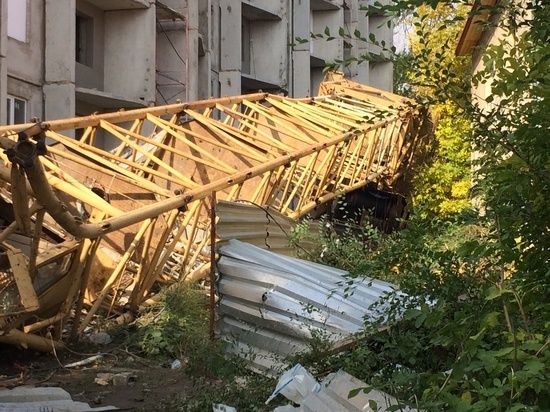 В Екатеринбурге со стройплощадки пропал башенный кран, подозрение пало на сторожа из Саратова