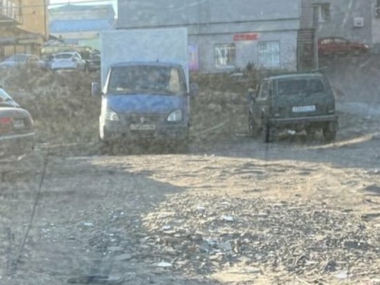 В Курске пустырь на Советской оккупировали автолюбители