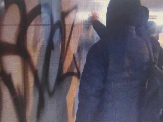Подростков-вандалов заставили очищать разрисованный подземный переход в Нижнем Новгороде