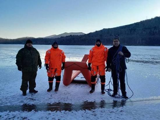 Сотрудники Приморского водоканала спасли олененка, застрявшего во льду