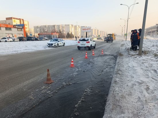 В кузбасском городе возле администрации произошел прорыв водоснабжения