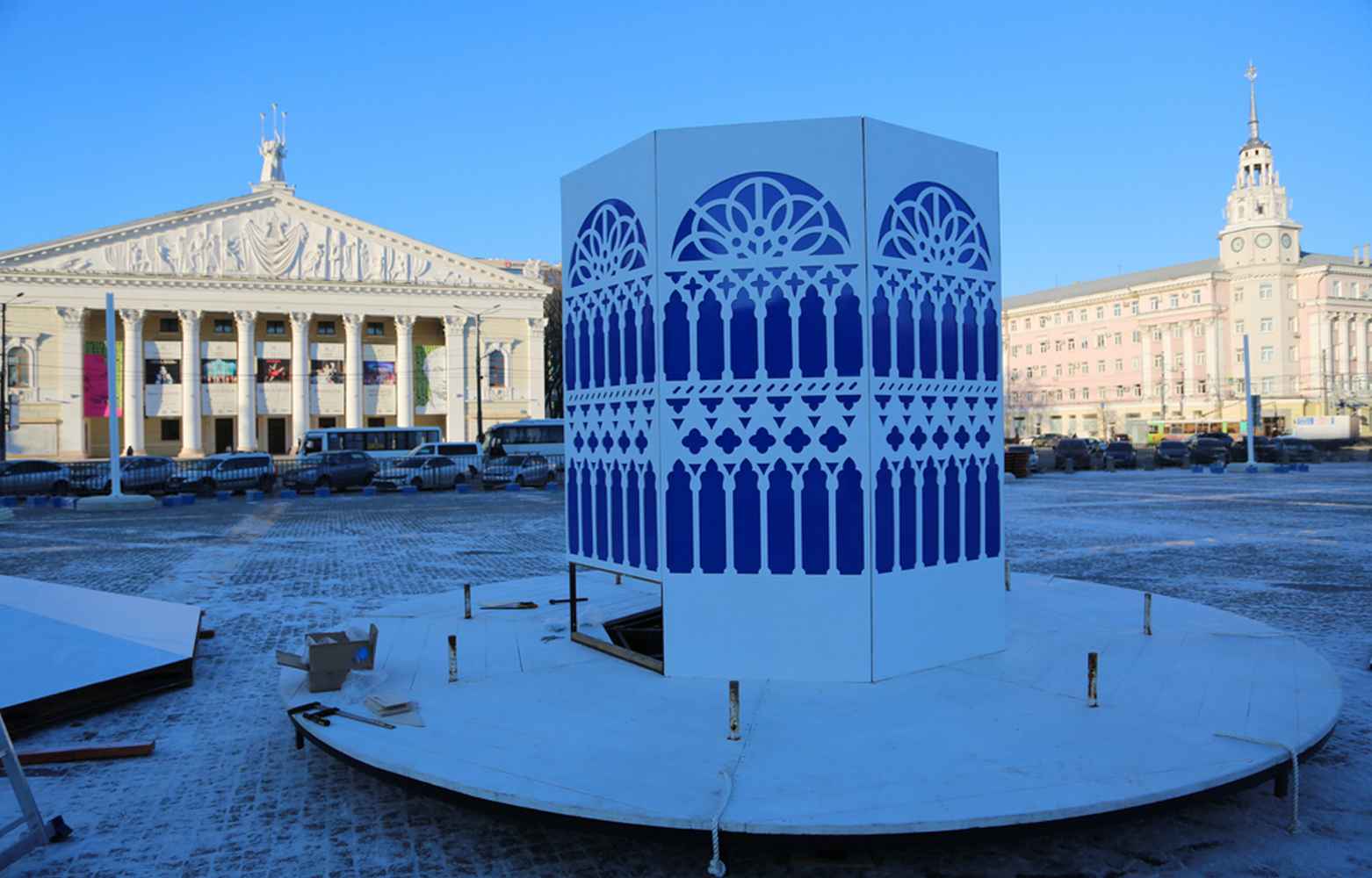 В Воронеже на площади Ленина начали установку 400 конструкций в Новому году