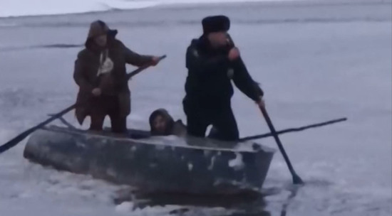 В Томской области полицейский спас утопающего из ледяной воды: видео