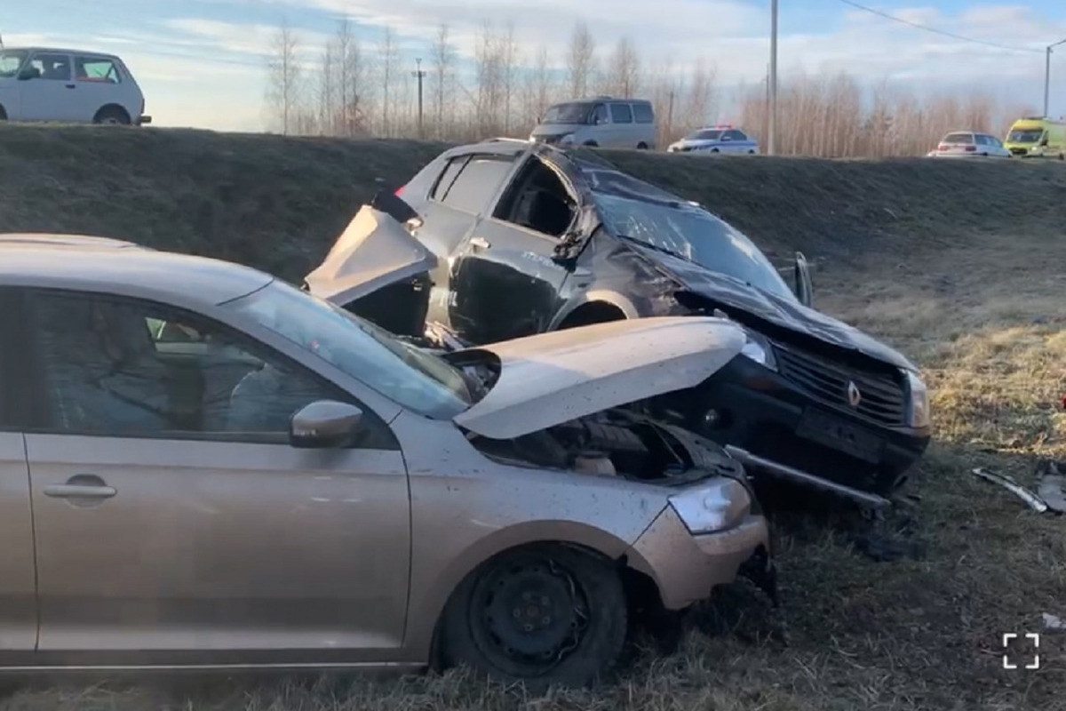 В Белгородской области три женщины-водителя не поделили дорогу и съехали в  кювет - МК Белгород