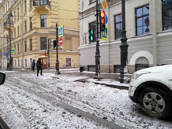 Петербуржцы пожаловались на огромные снежные завалы на платной парковке