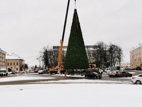 Установка главной новогодней елки в Пскове продолжается