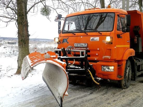 На дорогах Калининграда работают 87 снегоуборочных машин