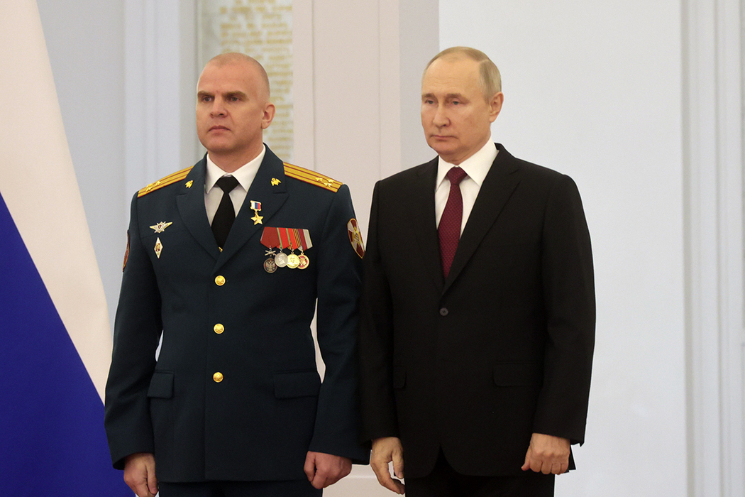 Путин вручил героям России медали "Золотая Звезда": кадры церемонии