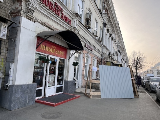 В центре Саратова осыпался старинный дом, построенный еще до Крытого рынка