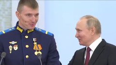 Путин подбодрил героя СВО на церемонии награждения: видео