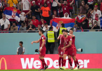 Федерацию футбола Сербии оштрафовали на 21 тыс. долларов за политический баннер, который был размещен в раздевалке перед матчем с Бразилией в первом туре группового этапа чемпионата мира по футболу в Катаре. Как уточняет Associated Press, на этом флаге была изображена карта Сербии, которая включала территорию Косово, также там был лозунг "Не сдаваться".