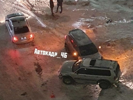 В Курске во дворе на проспекте Клыкова легковушка проверила на прочность массивный внедорожник