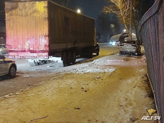 Volkswagen Polo пытался избежать ДТП и врезался в остановку в Новосибирске