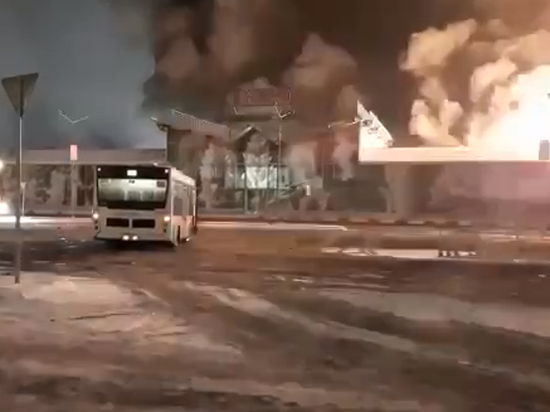 Появилось видео взрыва в загоревшемся ТЦ "МЕГА Химки"