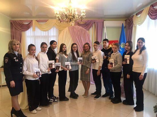 В Астрахани подростки получили первые паспорта