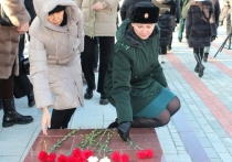 Сотрудники Бурятской таможни отдали дань уважения погибшим героям-землякам, приняв участие в митинге у мемориала воинов, умерших в госпиталях Улан-Удэ